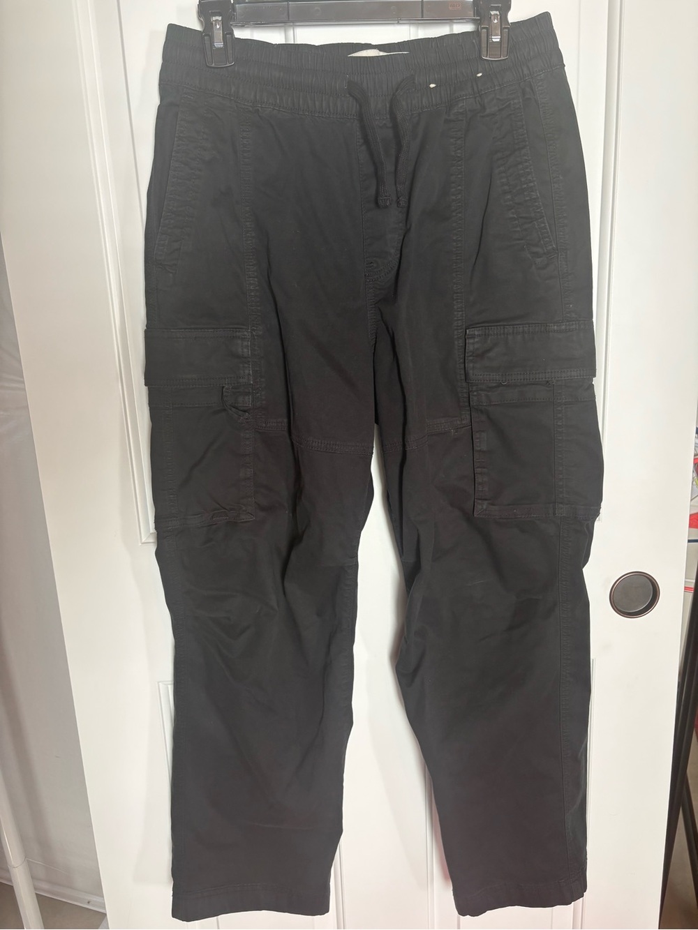Hollister Men's Black Cargo Pants - Elastic Waist, Baggy